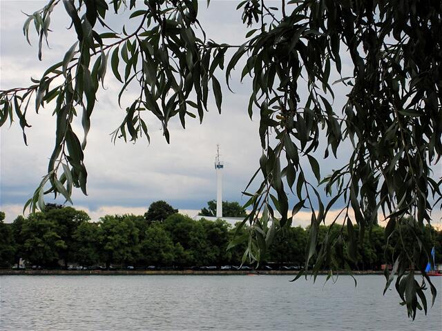 Der NDR-Turm am Funkhaus vom gegenüberliegenden Ufer