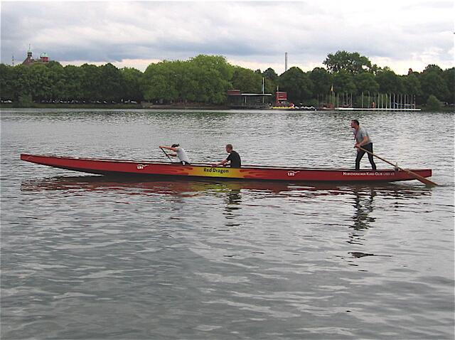 Die Drachenbootler sind auch nicht besser - lassen das arme Mädel alles alleine machen und schreien sie dabei auch noch an - Sklaverei!!! ;-)