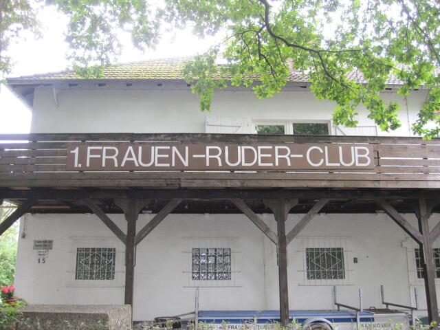 Wird hier mit Frauen an Stelle der Ruder gerudert?