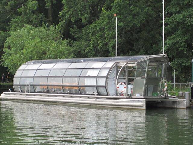 Das Solarboot der Üstra im Vorwinterschlaf