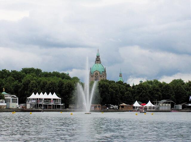 Im Hintergrund das Rathaus von Hannover - am Ufer noch Zelte und Buden vom Maschseefest