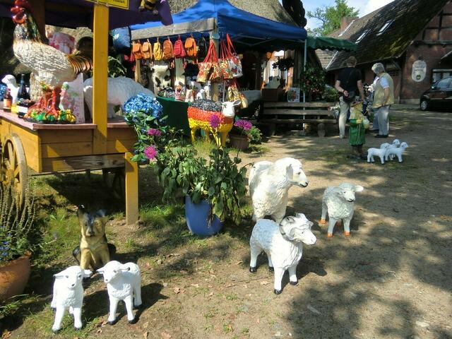 Touristenrummel in Undeloh mit viel Schnuckschnack.