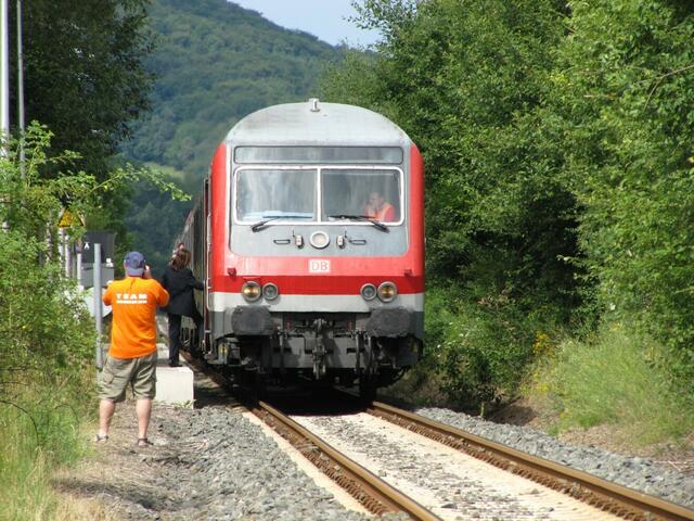 Der Zug mit Diesellok 218 387-9 hält in Caldern. (11:34)