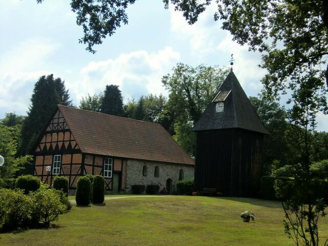 Abgesetzter Glockenturm: Typische Heidekirche in Undeloh.
