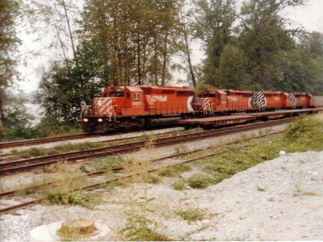 Die Züge haben vorne und am Ende je 2 Loks, die ziehen über 75 Waggons