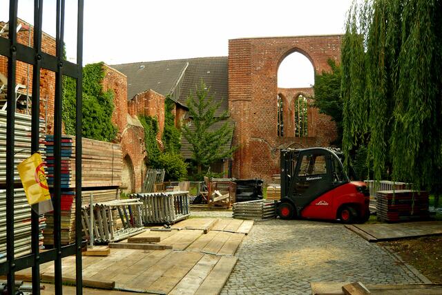 Nur die Ruine der alten Klosteranlage, die sei 2009 nun umfassend saniert wird, blieb erhalten.