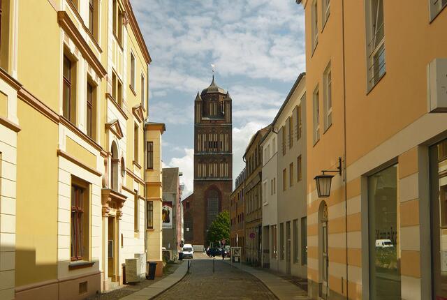 Die Jakobikirche, das dritte große mittelalterliche Gotteshaus aus dem 14. Jahrhundert, wurde durch Blitzschlag, Brand, Kriegswirren und Zweckentfremdung stark in Mitleidenschaft gezogen.