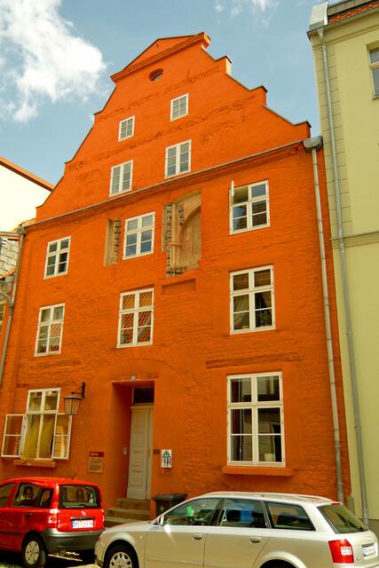 Das Giebelhaus aus dem frühen 14. Jahrhundert in der Külpstraße 5 diente in seiner wechselvollen Geschichte als Wohn- und Geschäftshaus von Kaufmanns- und Ratsfamilien, auch als Gasthaus "Stettinsche Herberge".