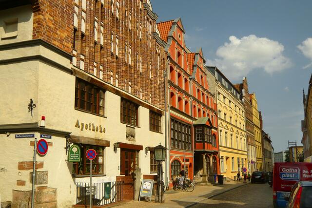 In der Stadt des Mittelalters reihten sich die Giebelhäuser wohlhabender Bürger an wichtigen Straßen aneinander. Die Badenstraße (Foto) aus dem 13. Jahrhundert wurde von reichen Kaufleuten bewohnt.
