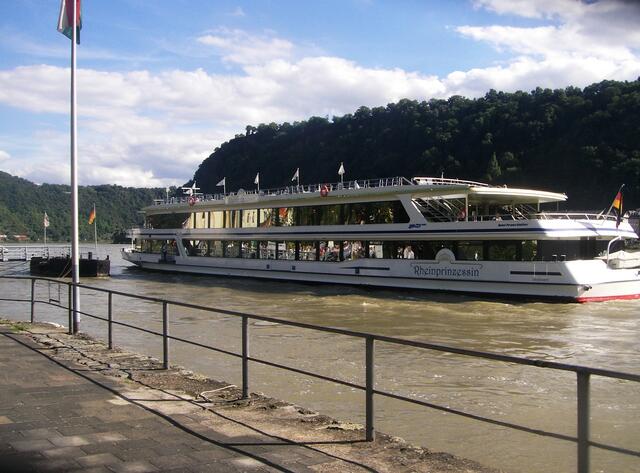 die "Rheinprinessin" am Anleger in St. Goarshausen