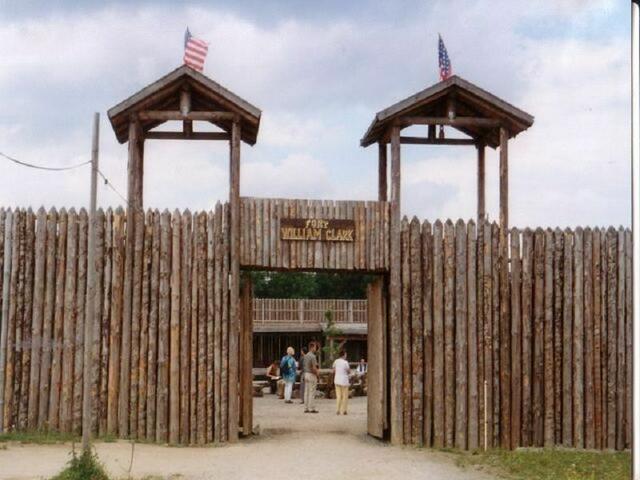 Ein Fort mit Palisade und Übernachtungsmöglichkeit