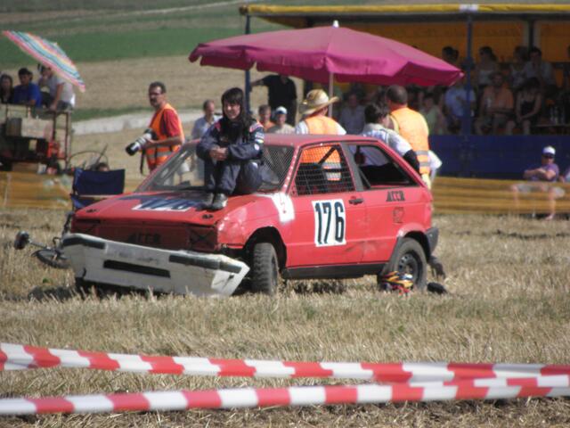 Sie kann nach dem Unfall noch lachen.