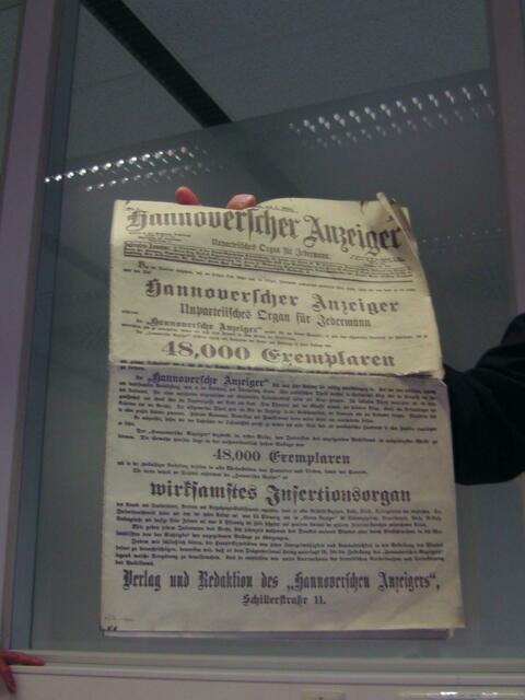 Eine Kopie der ersten Ausgabe des "Hannoverschen Anzeiger" (jetzt Hannoversche Allgemeine Zeitung) vom 1. März 1893