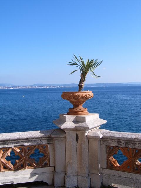 Blick von der Terrasse von Schloss Miramare nach Triest