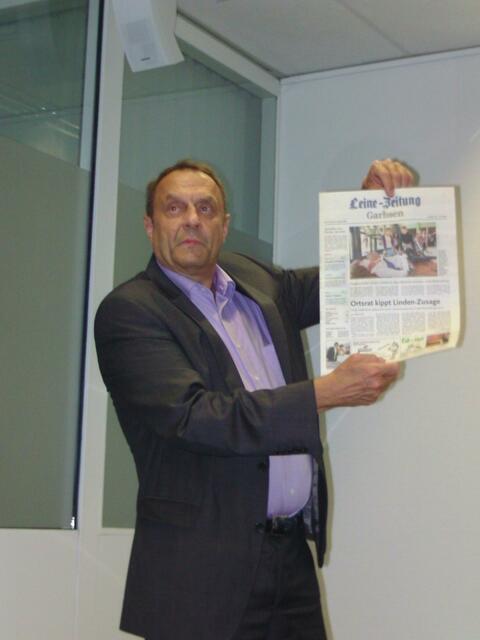 Clemens mit der Leine Zeitung für Garbsen...