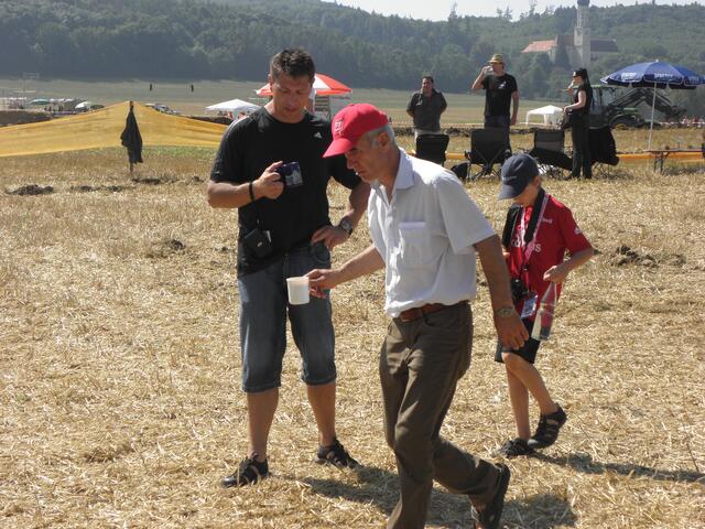 Er will seinen Kaffee nicht verschütten.