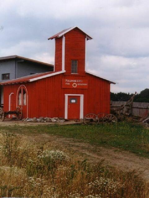Die Kirche am Ende des Geländes