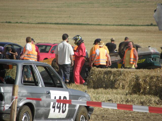 Oh je, sein Auto liegt auf dem Dach.