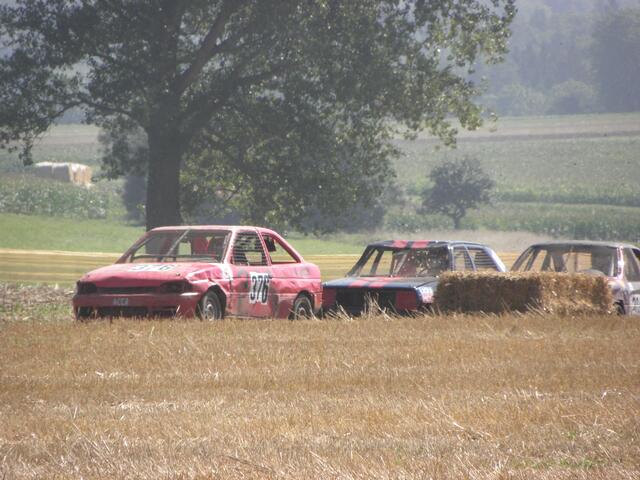 Nur noch ein Auto vor Sarah.