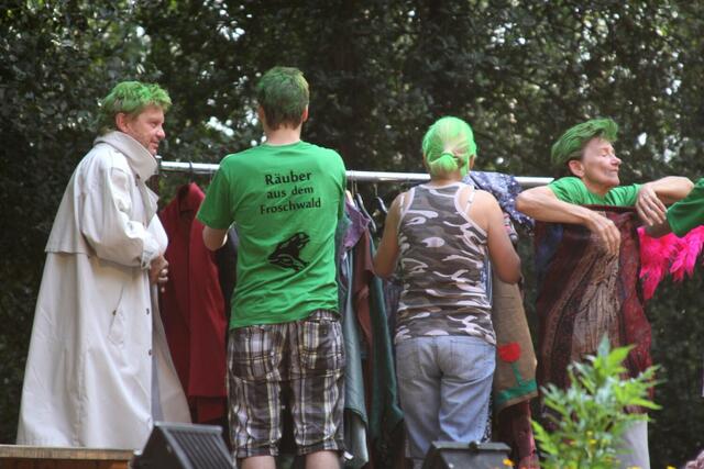 Verkleidung zum letzten Spiel : Theater