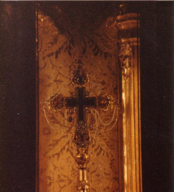 Mit Juwelen besetztes Kreuz