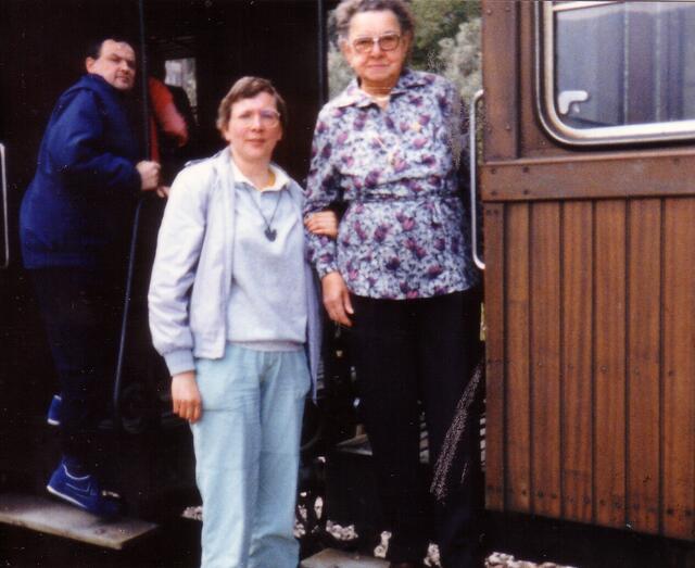 Meine Mutter und ich in der Eisenbahn nach Soller-Hafen, durch 13 Tunnel
