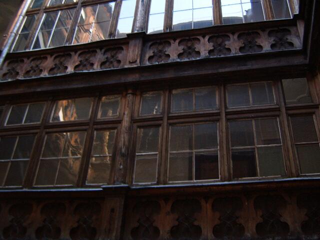 Fensterdetail in einem Innenhof in Innsbruck