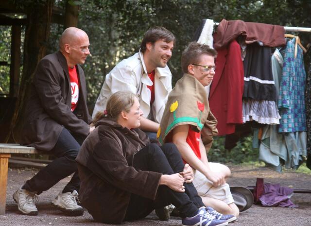 .... sitzen im Märchen aufeinander