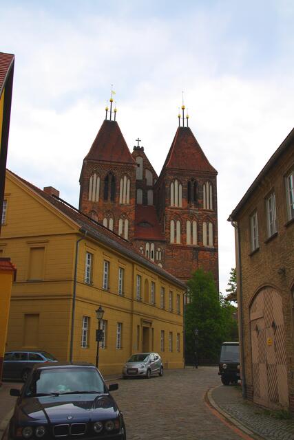 Das gewaltige Dach der Kirche lässt die Türme winzig erscheinen