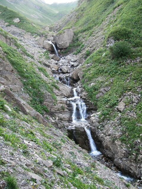 Die Schlucht zum Absteigen mit Wasserfall