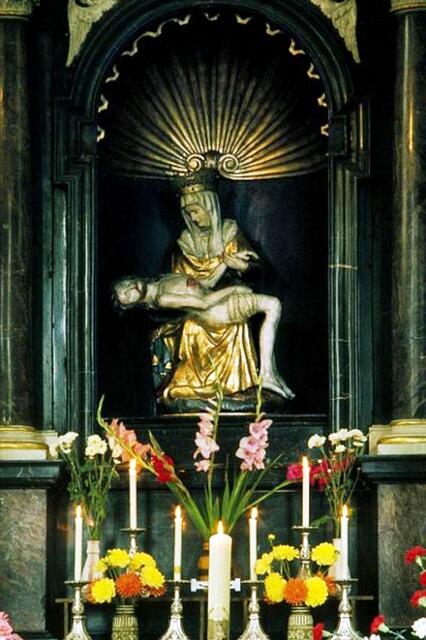 Um 20:30 Uhr wird in der Wallfahrtskirche das Abendgebet vor dem Gnadenbild gebetet. | Foto: Wikipedia: Lothar Spurzem