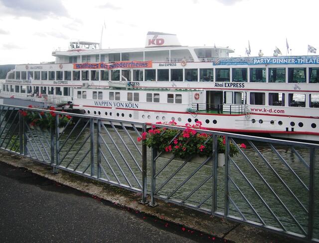 Ich stand am Ufer des Rheins als das Pilgerschiff ankam und schloß mich ganz spontan den Pilgern an.