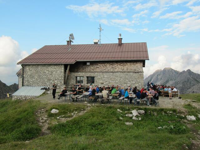 Vordere Terrasse Österreich, rechts hinten Deutschland