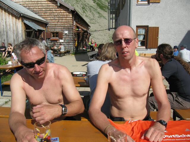Nasse Sachen aus und Sonne genießen