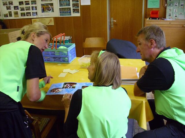 Angeregtes Gespräch: Rosi, Annabell und Karsten