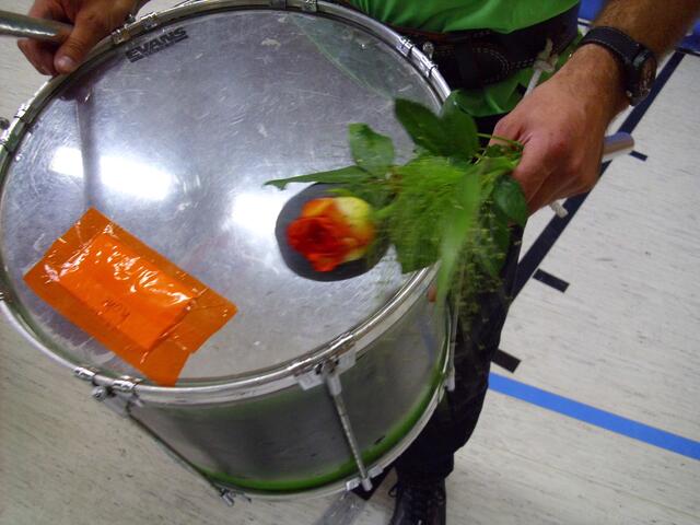 Abgestimmte Farben: Liederzettel und Rose