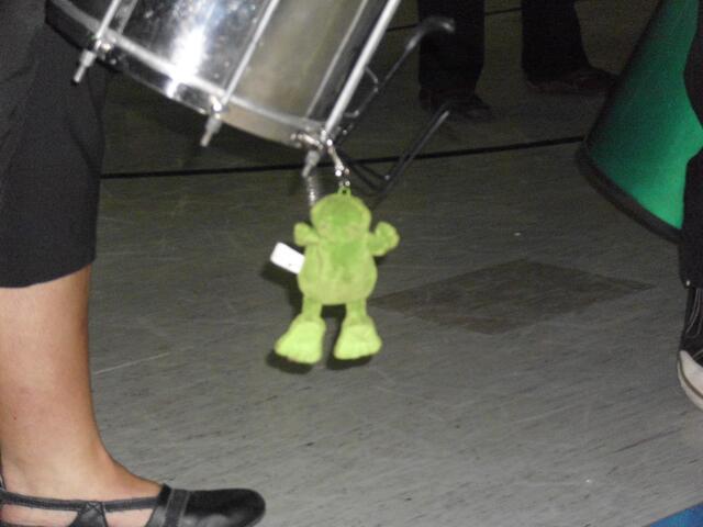 Das fröhliche Maskottchen von Iris ist immer dabei