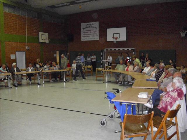 Gespanntes Warten: die Zuschauer in der Bolzumer Halle