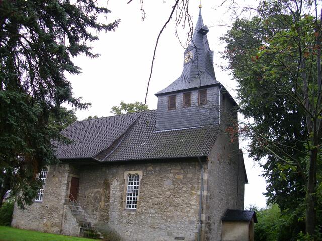 Kirche hinter viel Grün: St. Nicolai aus Bolzum
