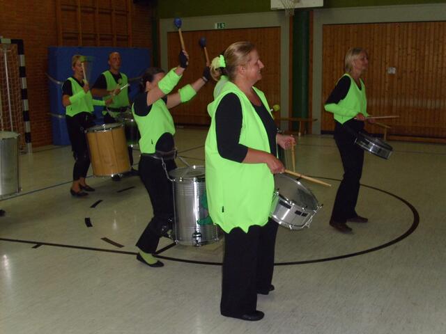 Esther schwingt die Stöcke hoch; davor Gabi an der Caixa
