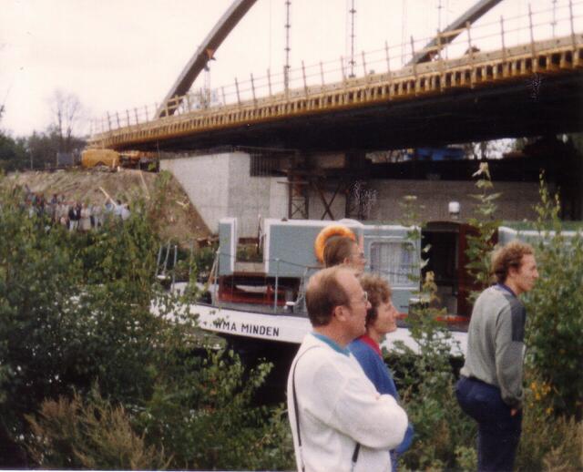 Das Schiff ist als Träger unter der Brücke weg