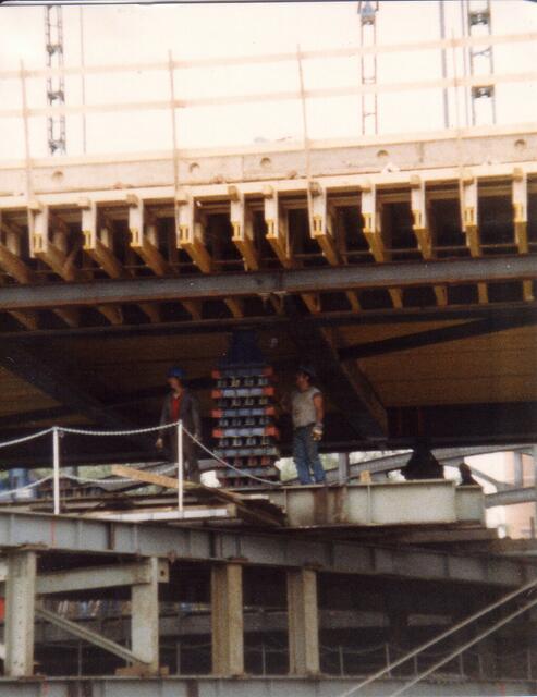 Die Träger vom Schiff werden abgebaut