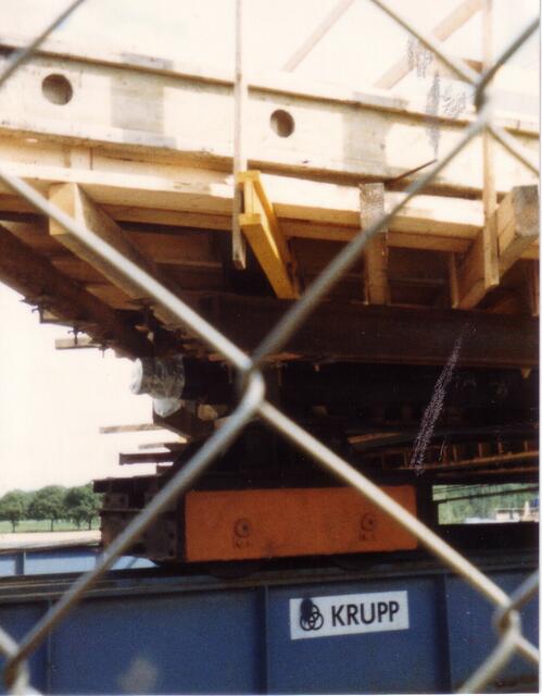 Von der anderen Seite betrachtet, wo die Brücke gebaut wurde