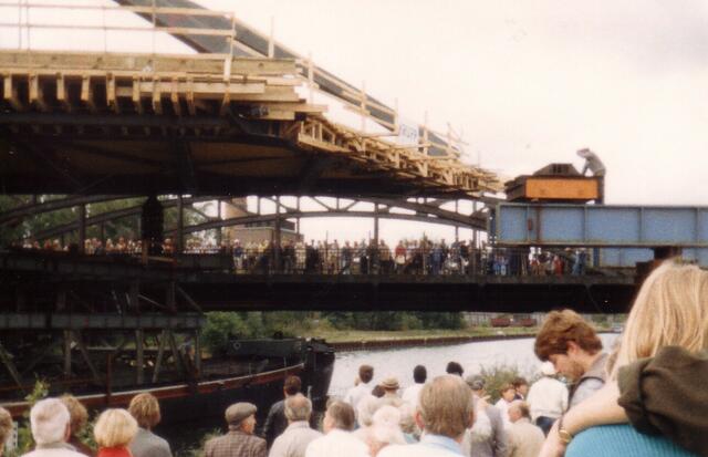 Auf der alten Brücke stehen viele Zuschauer