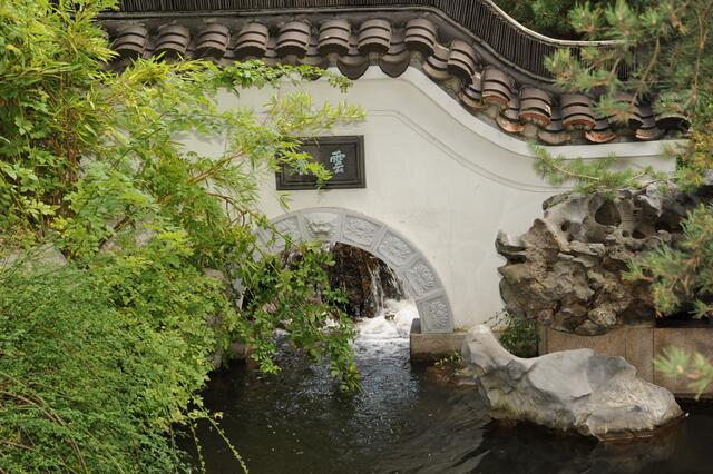 Immer wieder fließendes Wasser und riesige Felsen.