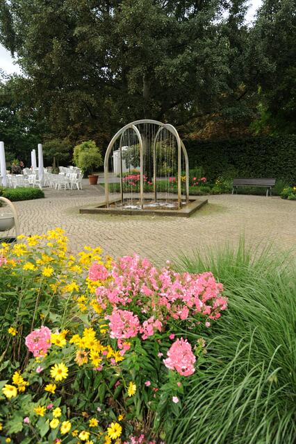 Viele Bänke und Liegen sind zu Ausruhen da.