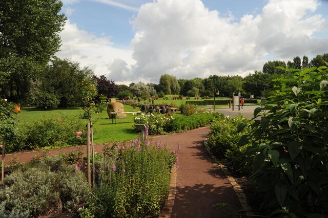Der Park ist großzügig angelegt.