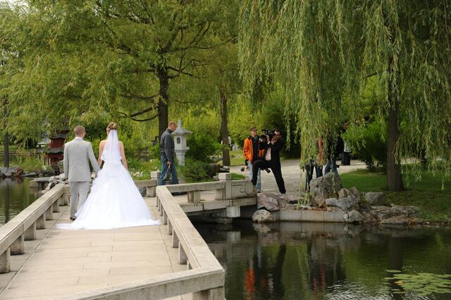 Es wird gerade ein Hochzeitsfoto gemacht.