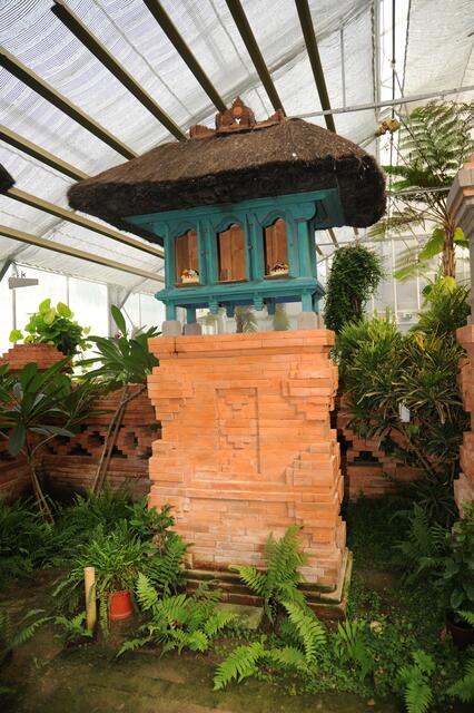 Mit mehreren Schreinen.