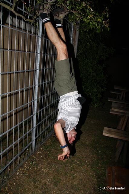 Unser Sportler beim einhändigen Handstand.